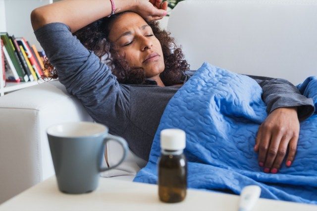 شعور المرأة بالغثيان وأعراض الأنفلونزا الموسمية'