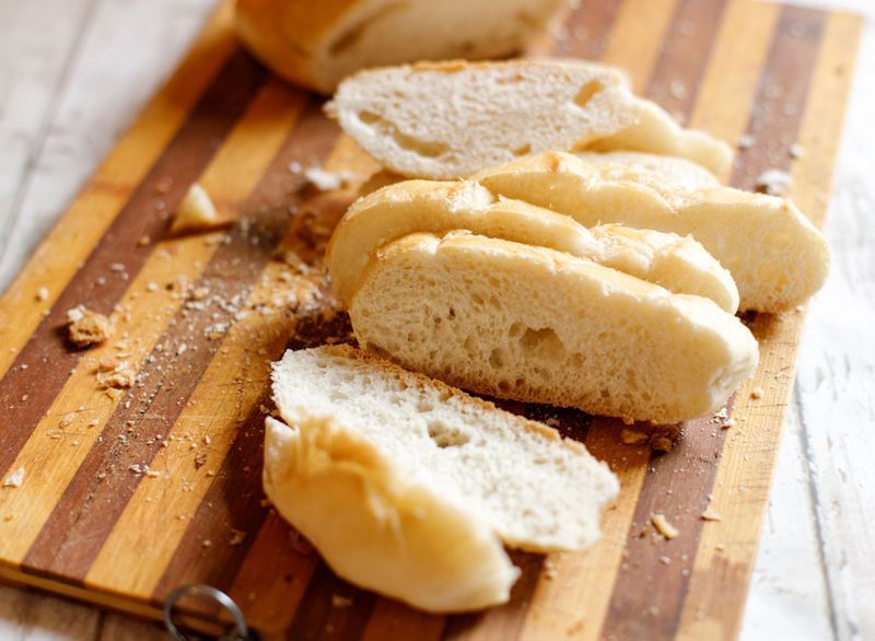 خبز أبيض على لوح تقطيع خشبي'