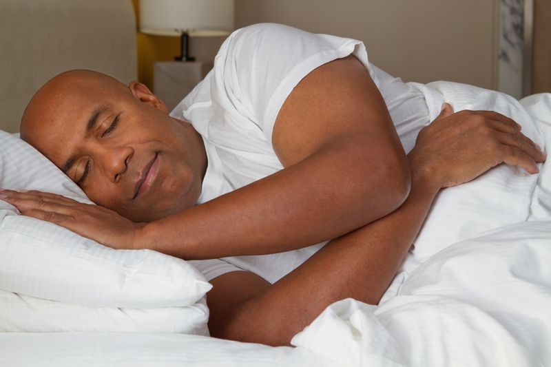 رجل أمريكي من أصل أفريقي نائما بسرعة'
