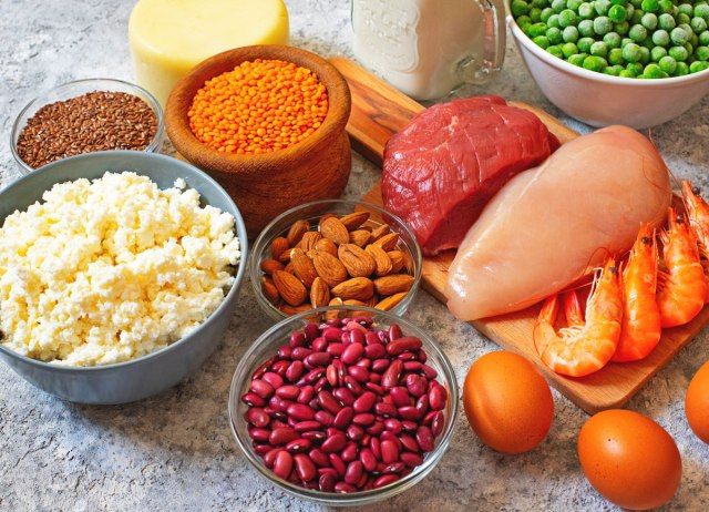 مصادر البروتين النباتي والحيواني - الدجاج والجبن والفاصوليا والمكسرات والبيض ولحم البقر والروبيان والبازلاء - فقدان الوزن غير الصحي'