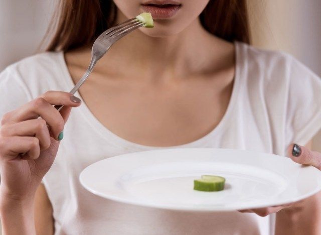 امرأة جائعة - فقدان الوزن غير الصحي'