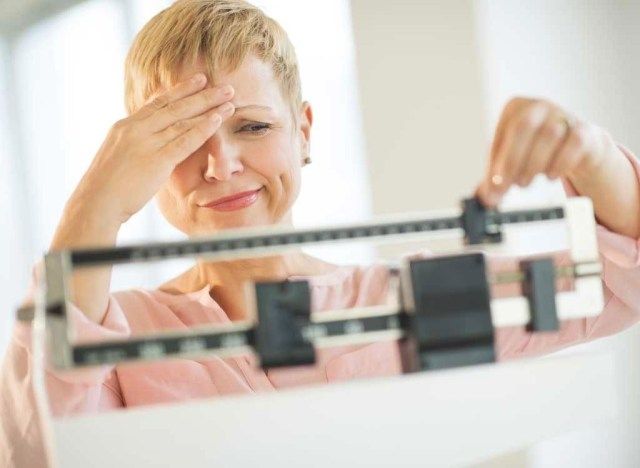 امرأة غير سعيدة على نطاق واسع - فقدان وزن غير صحي'