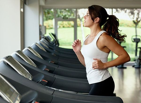 الجري على جهاز الجري - فقدان الوزن بشكل غير صحي'