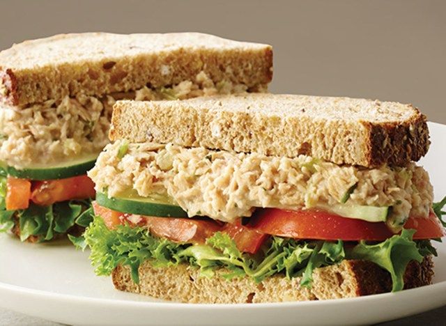 au bon pain tuna salad sandwich. ساندويتش سلطة التونة'