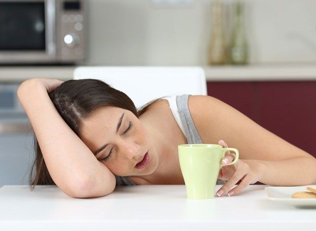 امرأة متعبة مع القهوة'