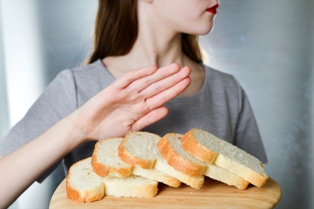 فتاة صغيرة ترفض أكل الخبز الأبيض'