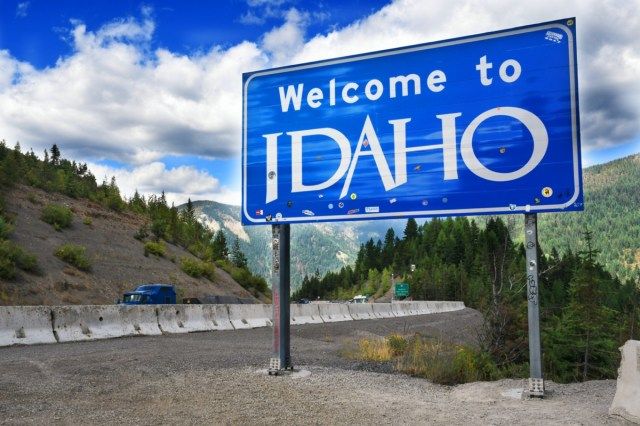 مرحبًا بكم في علامة Idaho على الطريق السريع 90.'