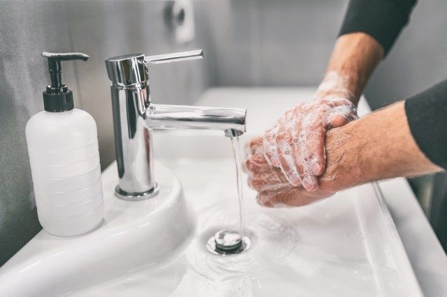 غسل اليدين وفركهما بالصابون للوقاية من فيروس كورونا والنظافة لوقف انتشار فيروس كورونا.'