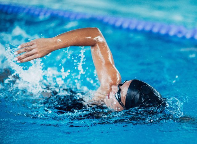  دورات سباحة للسباح ، توضح متى يجب ممارسة الرياضة أثناء الصيام المتقطع