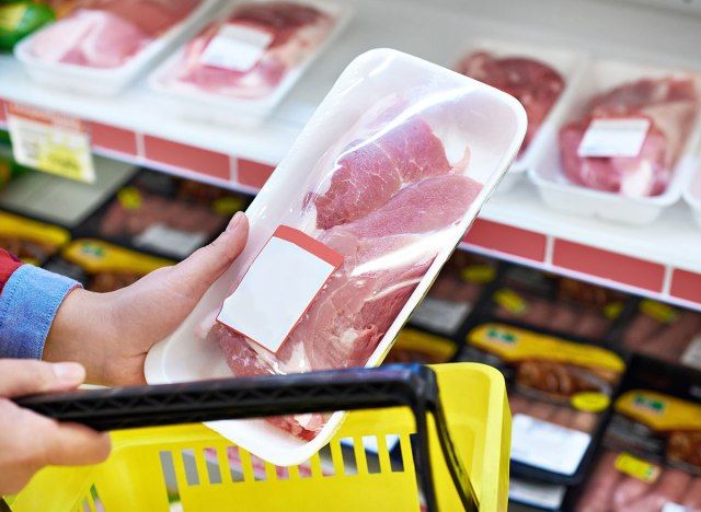 شراء اللحوم باليد دون العودة في محل بقالة'
