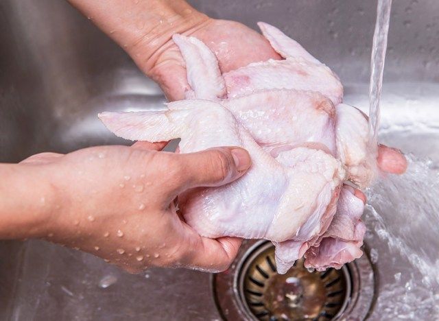 امرأة تغسل الدجاج'