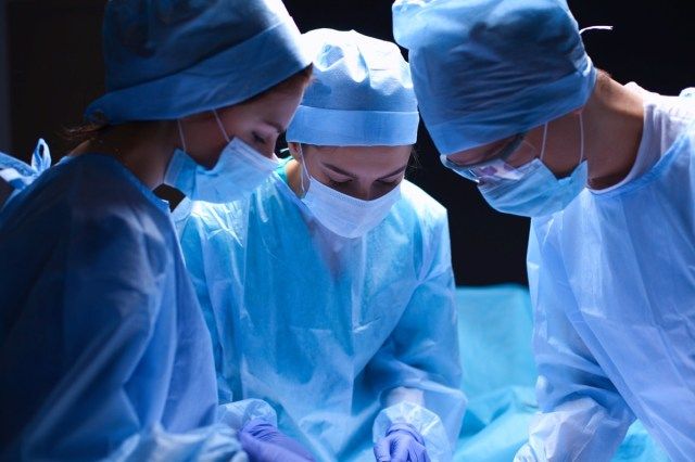 فريق الجراح في العمل في غرفة العمليات'