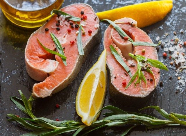 سمك السلمون الطرخون - أفضل الأطعمة لصحة الأمعاء'