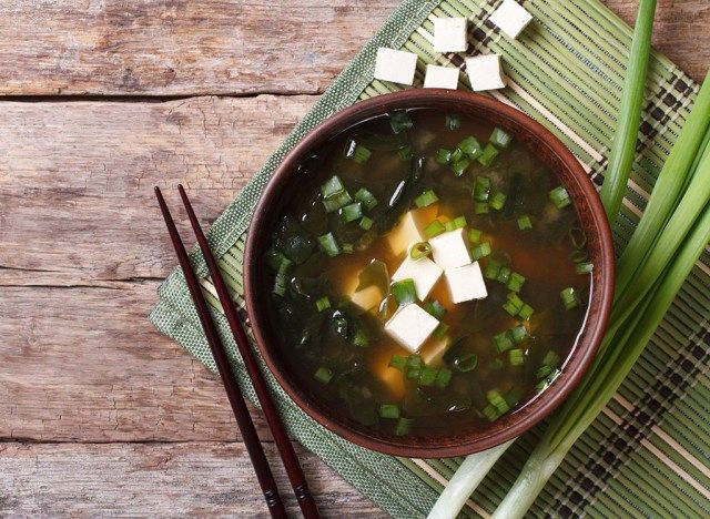 حساء ميسو - أفضل الأطعمة لصحة الأمعاء'