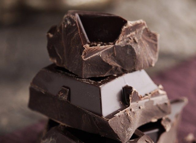 قطع الشوكولاتة - أفضل الأطعمة لصحة الأمعاء'