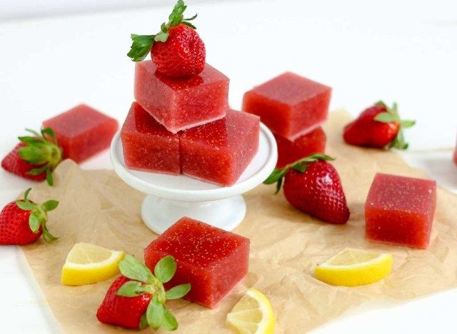 حلوى الجيلاتين بالفراولة - أفضل الأطعمة لصحة الأمعاء'
