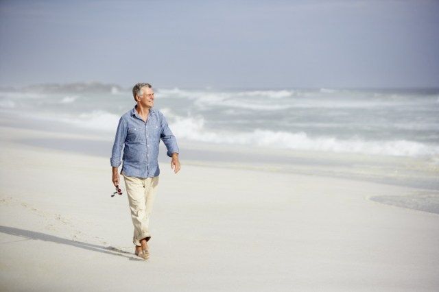رجل يمشي على الشاطئ'