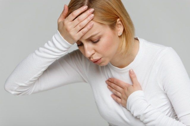 امرأة تعاني من مشكلة في التنفس'