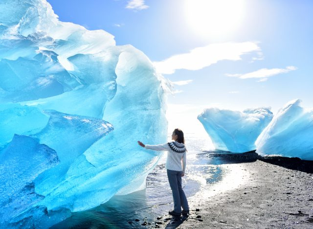   امرأة تلمس الجليد الجليدي