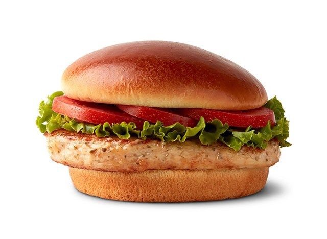 ماكدونالدز دجاج مشوي حرفي ساندويتش على خلفية بيضاء'