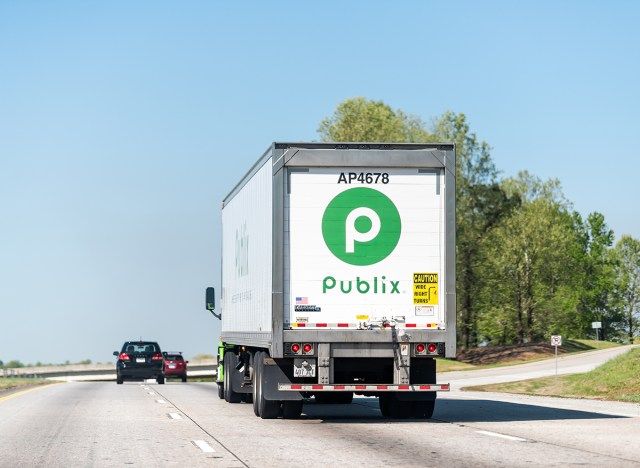 شاحنة توصيل publix على الطريق'