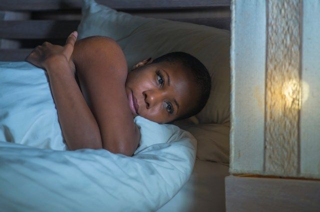 حزين ومكتئب ، امرأة أمريكية من أصل أفريقي أسود في السرير ، بلا نوم في وقت متأخر من الليل ، الشعور باليأس ، المظهر القلق والقلق المعاناة ، مشكلة الاكتئاب والأرق ، اضطراب النوم'