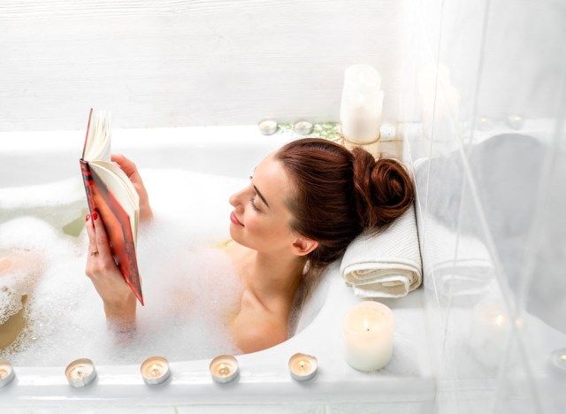 قراءة المرأة، حمام، الاسترخاء'